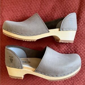 Beautiful, never worn Sandgrens clogs in the Brett style, color Stone